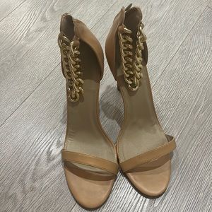 Vici tan pumps with open toe and gold ankle chain straps